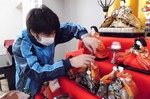 ひな人形の飾りつけ